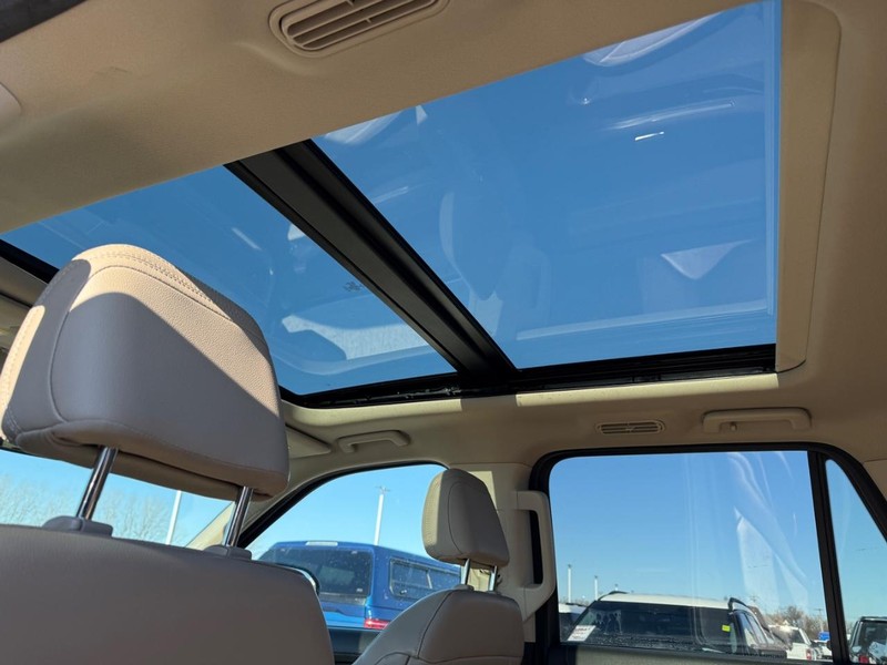 Ford Expedition Max Vehicle Full-screen Gallery Image 12