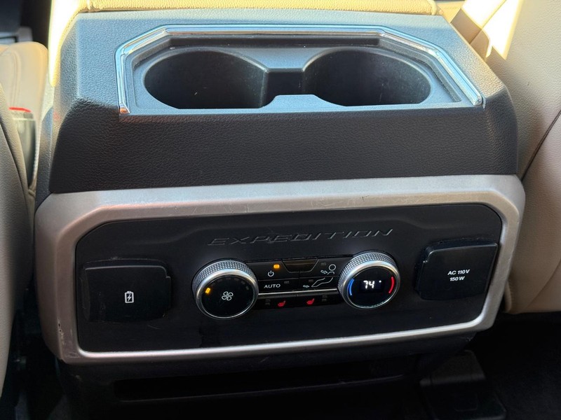 Ford Expedition Max Vehicle Full-screen Gallery Image 13