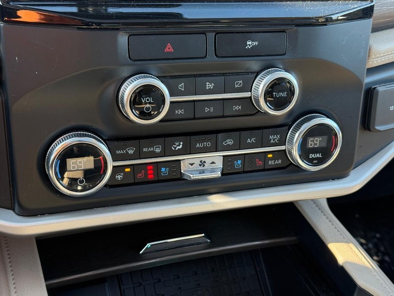 Ford Expedition Max Vehicle Full-screen Gallery Image 21