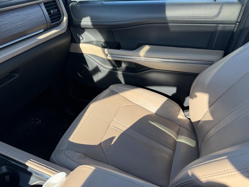 Ford Expedition Max Vehicle Full-screen Gallery Image 23