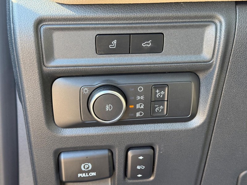 Ford Expedition Max Vehicle Full-screen Gallery Image 25