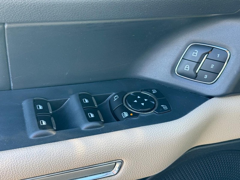 Ford Expedition Max Vehicle Full-screen Gallery Image 26