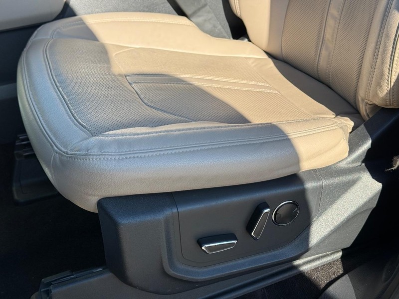 Ford Expedition Max Vehicle Full-screen Gallery Image 28