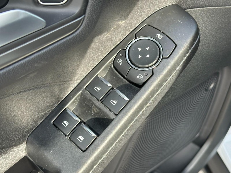 Ford Escape Vehicle Full-screen Gallery Image 9