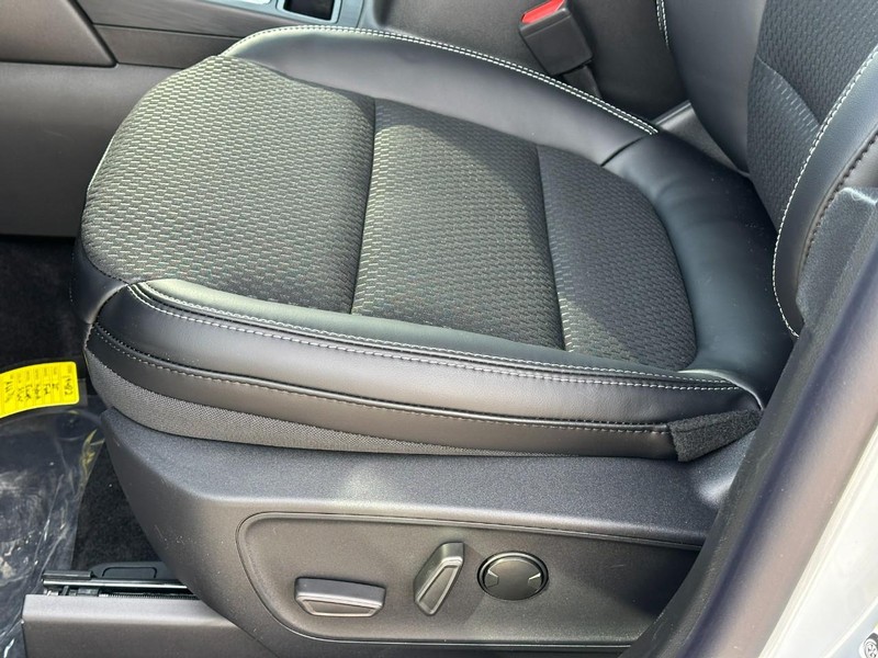 Ford Escape Vehicle Full-screen Gallery Image 10