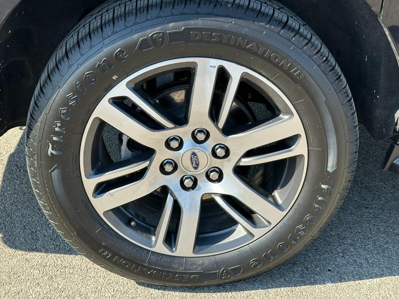 Ford Expedition Max Vehicle Full-screen Gallery Image 6