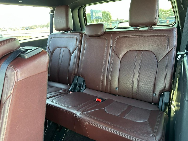 Ford Expedition Max Vehicle Full-screen Gallery Image 9