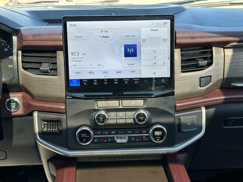 Ford Expedition Max Vehicle Full-screen Gallery Image 14