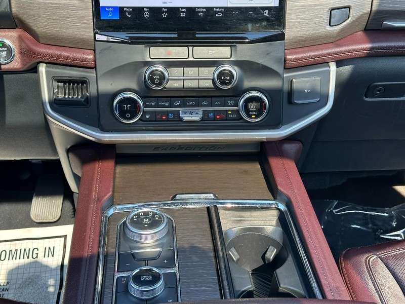 Ford Expedition Max Vehicle Full-screen Gallery Image 15