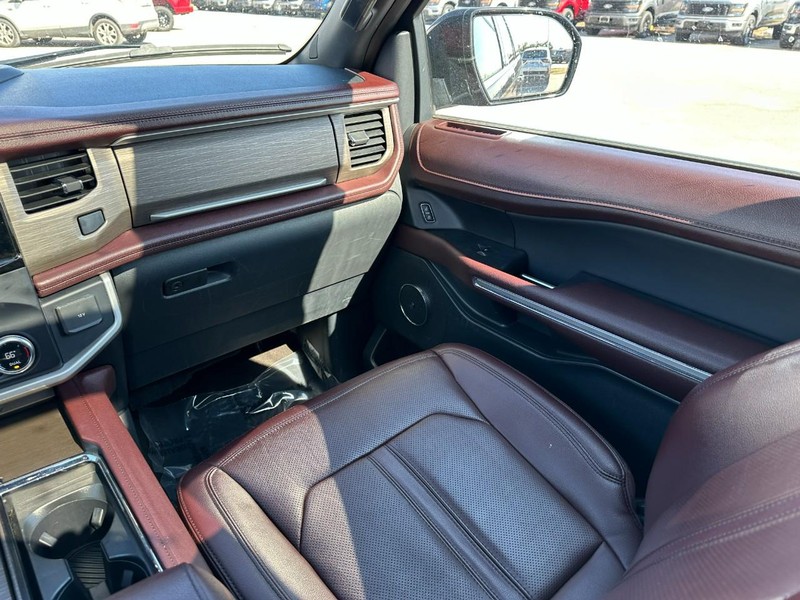 Ford Expedition Max Vehicle Full-screen Gallery Image 16