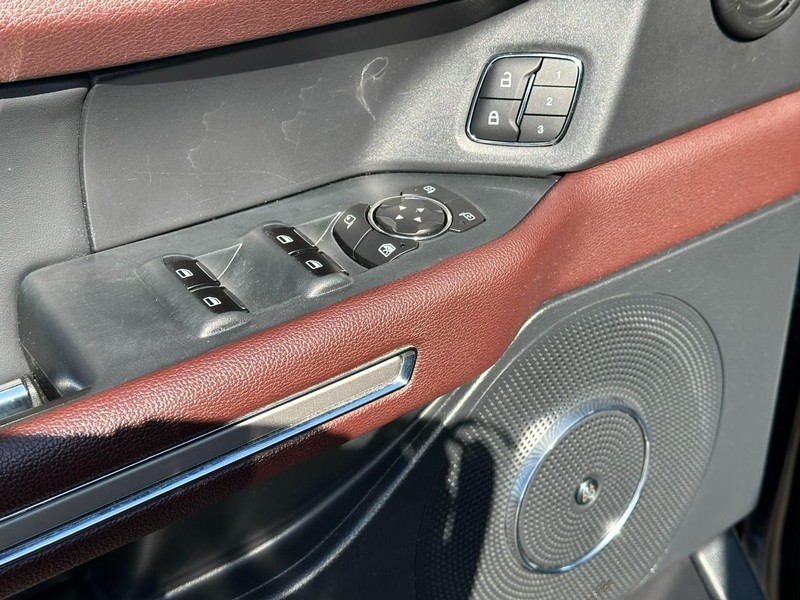 Ford Expedition Max Vehicle Full-screen Gallery Image 17