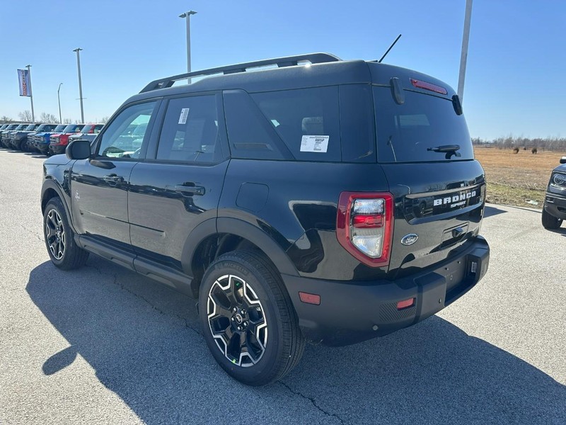 Ford Bronco Sport Vehicle Full-screen Gallery Image 3