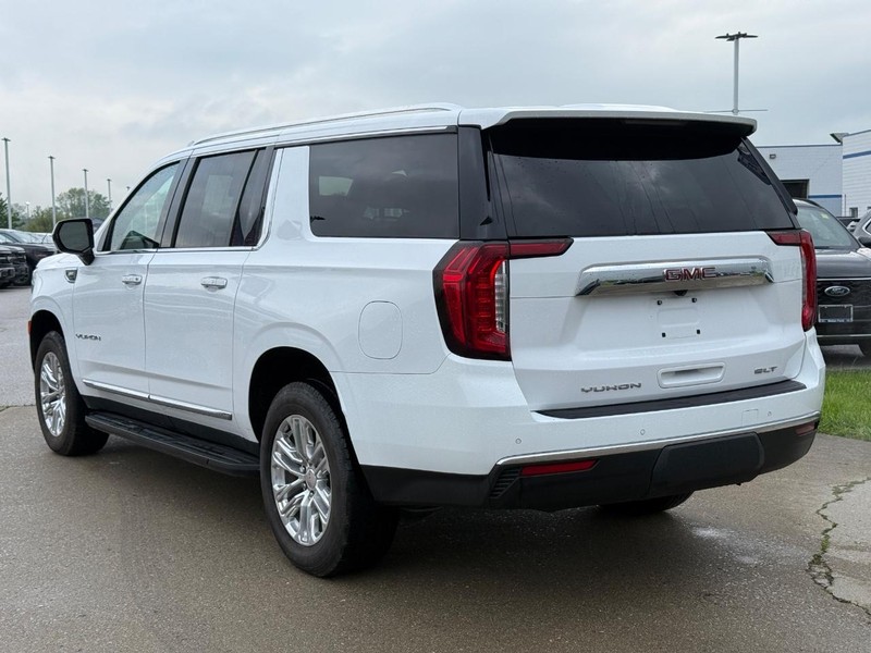 GMC Yukon XL Vehicle Full-screen Gallery Image 3