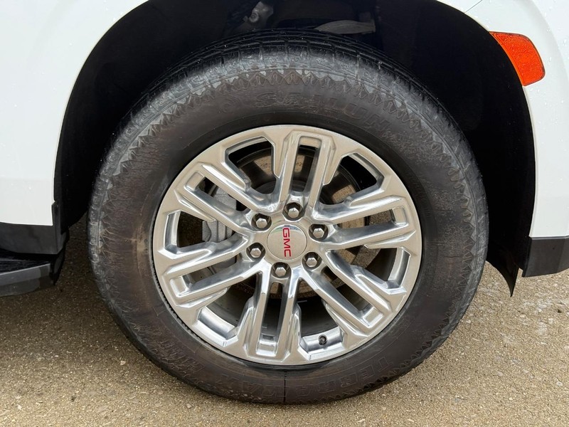 GMC Yukon XL Vehicle Full-screen Gallery Image 7
