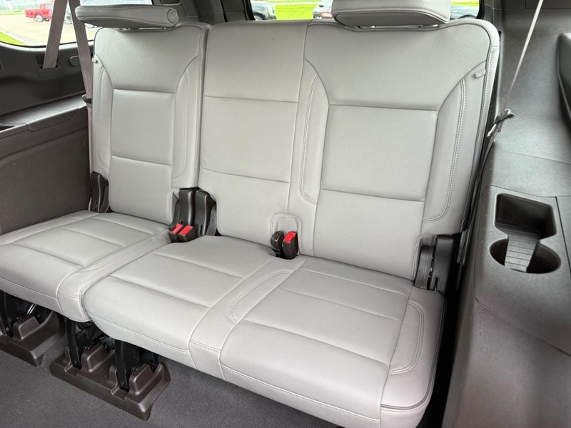 GMC Yukon XL Vehicle Full-screen Gallery Image 10