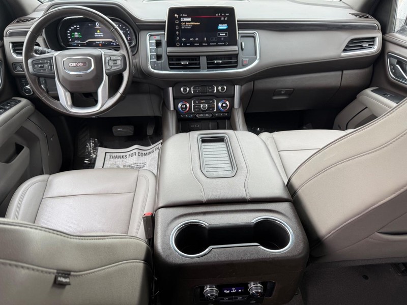 GMC Yukon XL Vehicle Full-screen Gallery Image 12