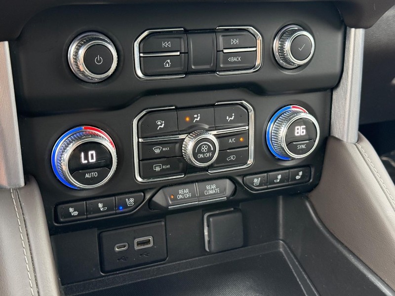 GMC Yukon XL Vehicle Full-screen Gallery Image 20