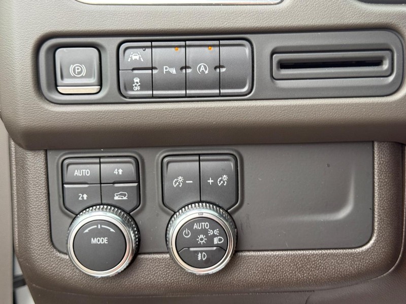 GMC Yukon XL Vehicle Full-screen Gallery Image 23