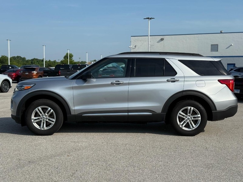 Ford Explorer Vehicle Full-screen Gallery Image 2