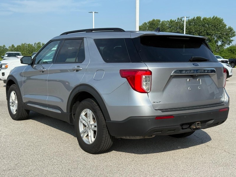 Ford Explorer Vehicle Full-screen Gallery Image 3