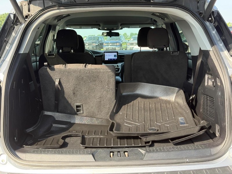 Ford Explorer Vehicle Full-screen Gallery Image 6