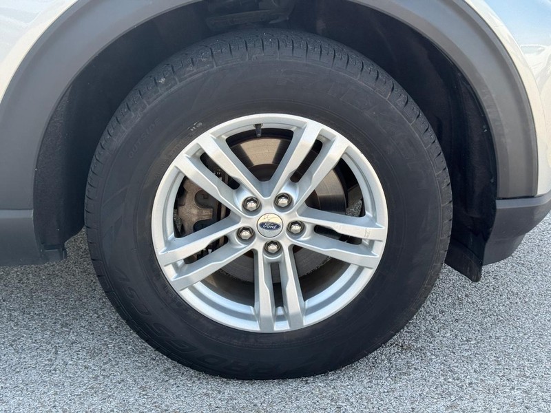 Ford Explorer Vehicle Full-screen Gallery Image 7