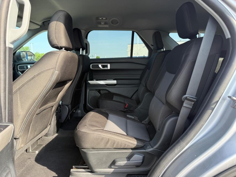 Ford Explorer Vehicle Full-screen Gallery Image 11