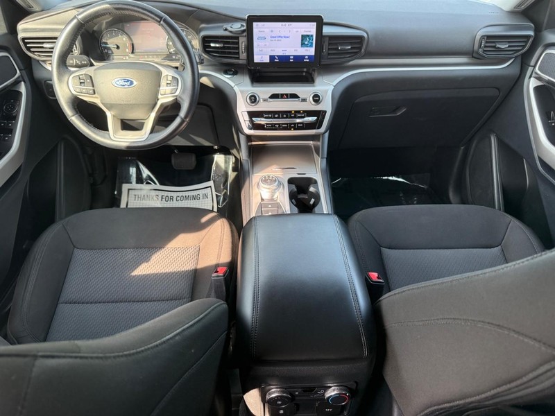 Ford Explorer Vehicle Full-screen Gallery Image 12