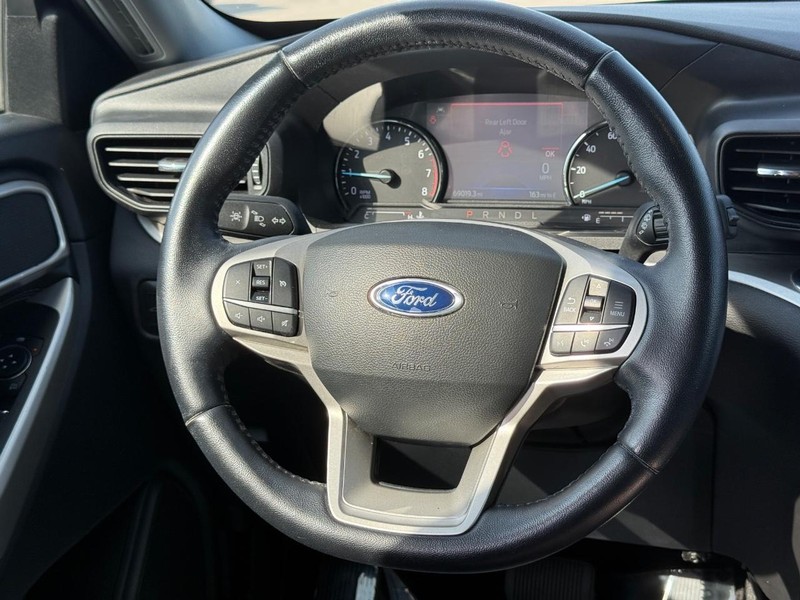 Ford Explorer Vehicle Full-screen Gallery Image 13