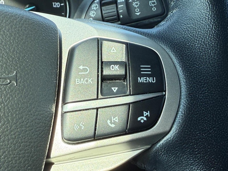 Ford Explorer Vehicle Full-screen Gallery Image 15