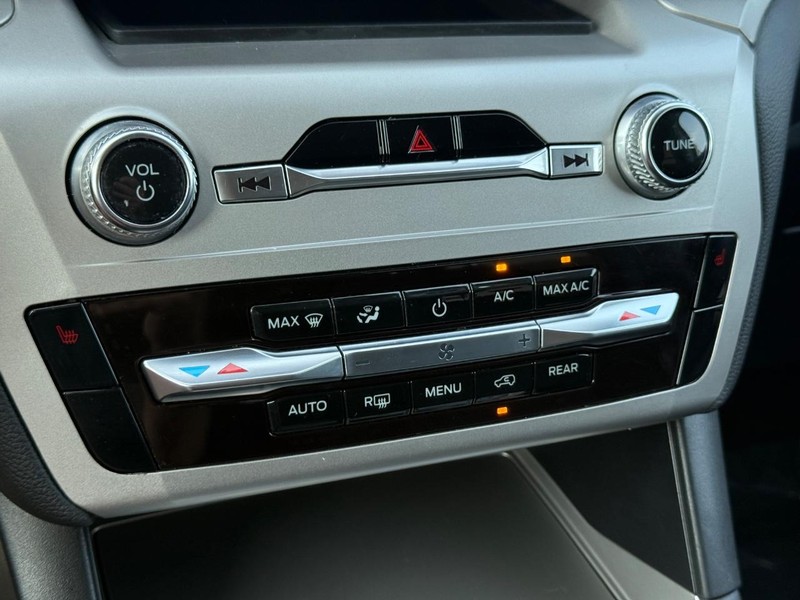 Ford Explorer Vehicle Full-screen Gallery Image 19