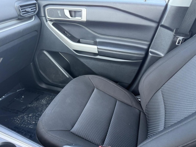 Ford Explorer Vehicle Full-screen Gallery Image 21