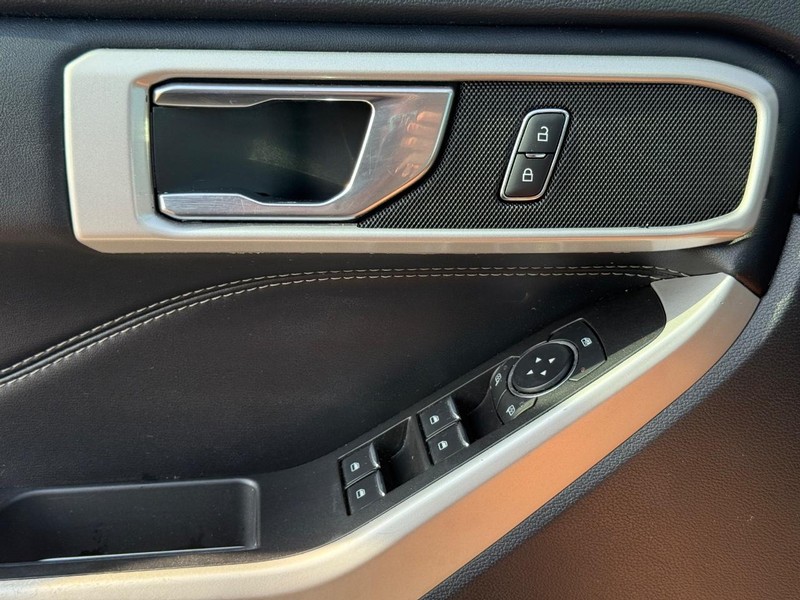 Ford Explorer Vehicle Full-screen Gallery Image 24