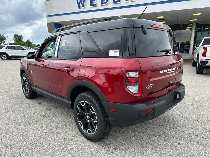 Ford Bronco Sport Vehicle Full-screen Gallery Image 3