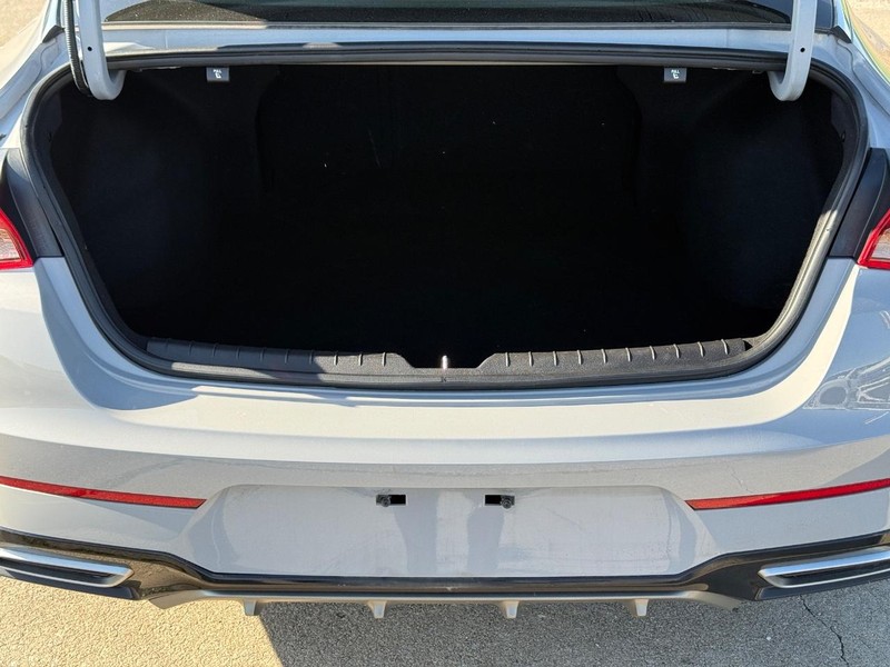 Kia K5 Vehicle Full-screen Gallery Image 6