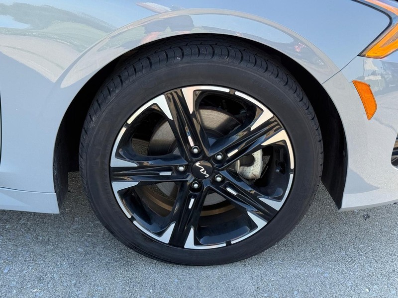 Kia K5 Vehicle Full-screen Gallery Image 7