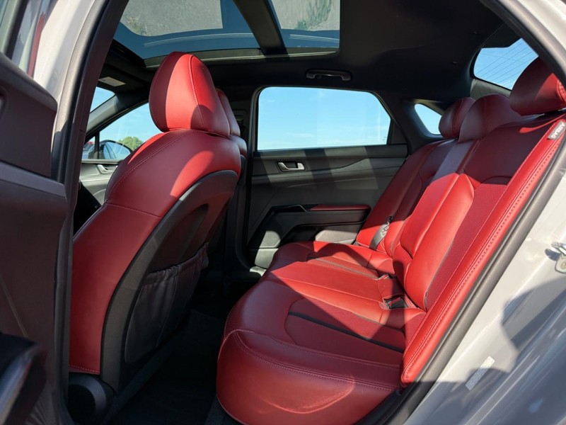 Kia K5 Vehicle Full-screen Gallery Image 10