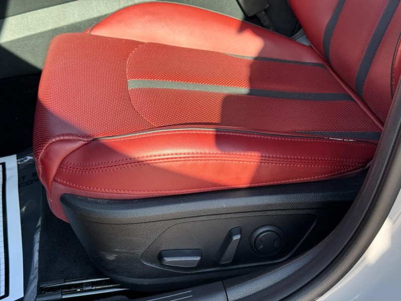 Kia K5 Vehicle Full-screen Gallery Image 26