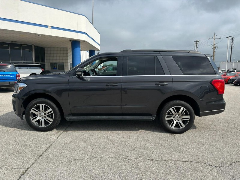 Ford Expedition Vehicle Full-screen Gallery Image 2