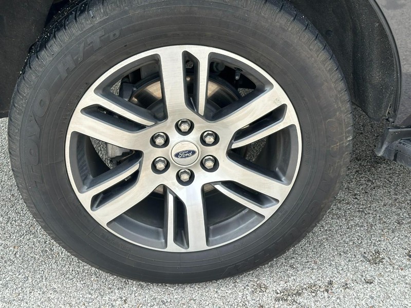 Ford Expedition Vehicle Full-screen Gallery Image 6