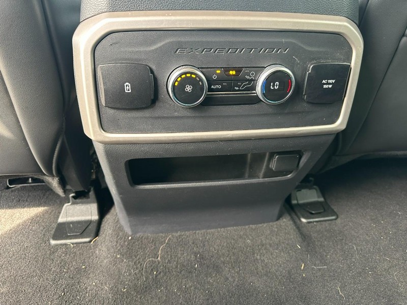 Ford Expedition Vehicle Full-screen Gallery Image 12