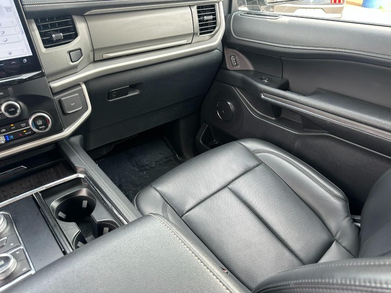 Ford Expedition Vehicle Full-screen Gallery Image 17