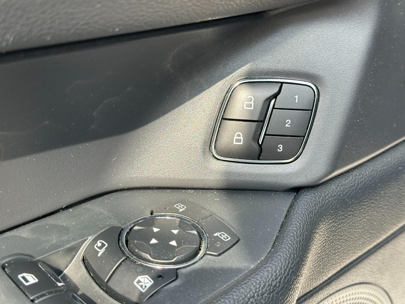 Ford Expedition Vehicle Full-screen Gallery Image 19