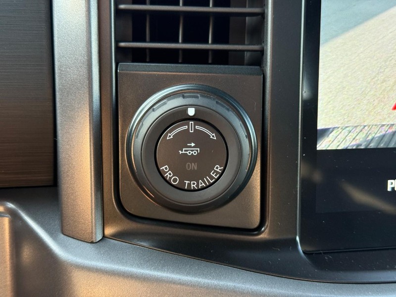 Ford F-150 Vehicle Full-screen Gallery Image 12