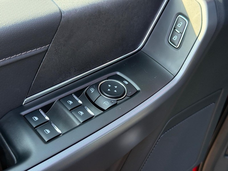 Ford F-150 Vehicle Full-screen Gallery Image 18