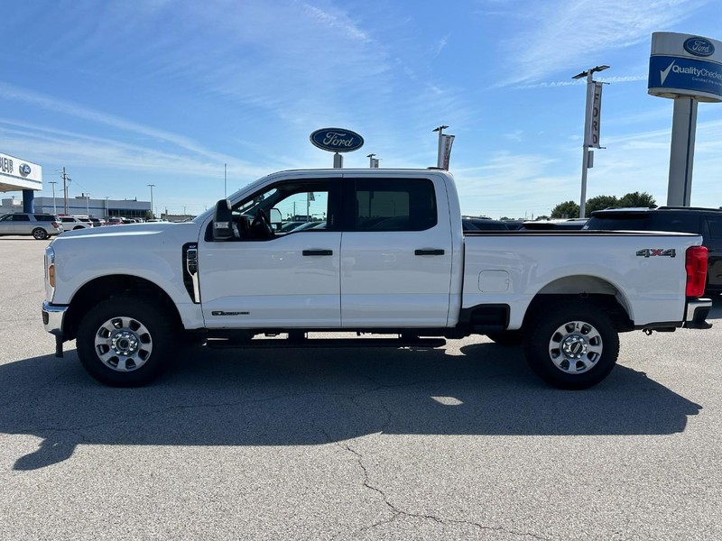 Ford Super Duty F-250 SRW Vehicle Full-screen Gallery Image 2