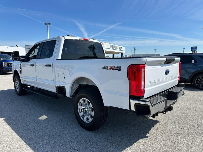 Ford Super Duty F-250 SRW Vehicle Full-screen Gallery Image 3