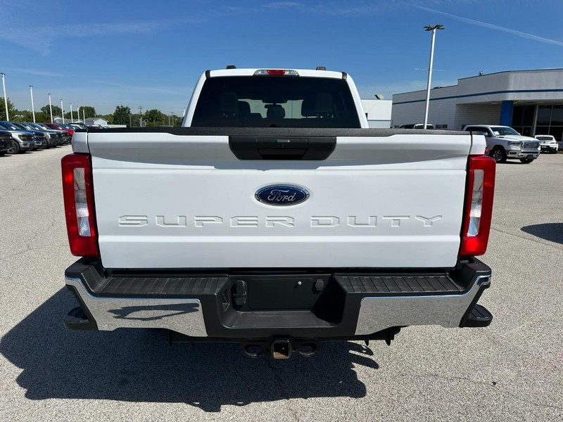 Ford Super Duty F-250 SRW Vehicle Full-screen Gallery Image 4