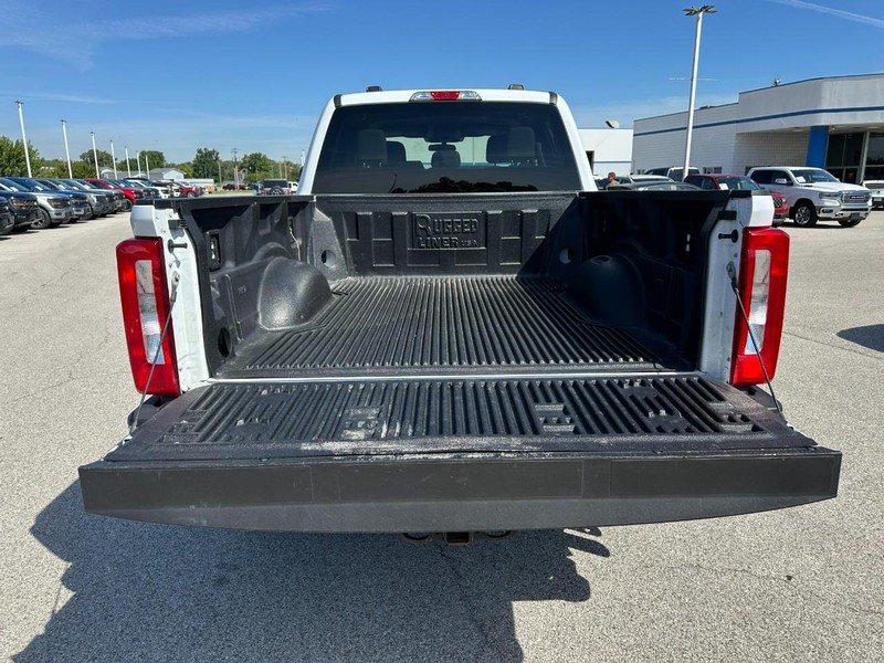 Ford Super Duty F-250 SRW Vehicle Full-screen Gallery Image 5