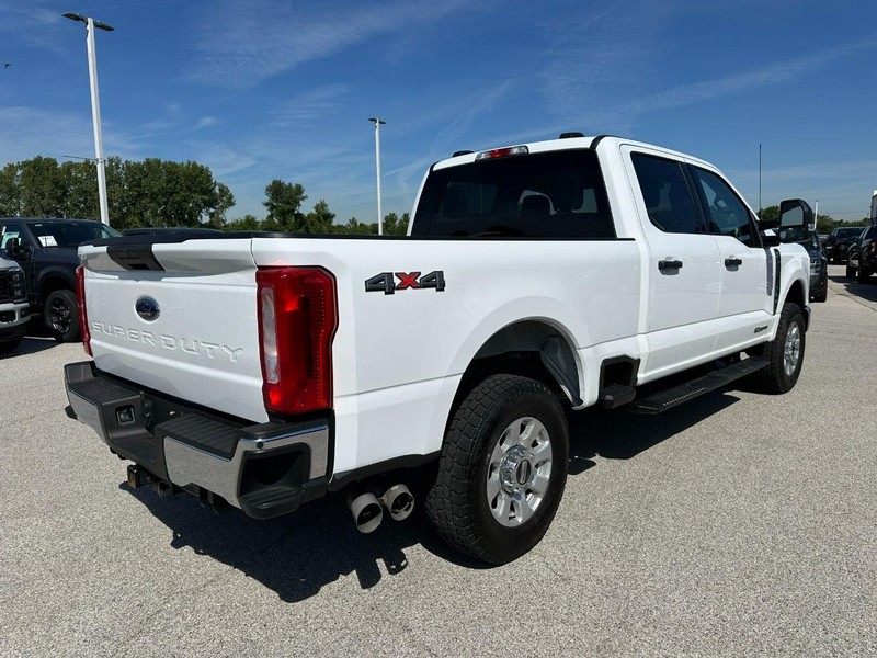 Ford Super Duty F-250 SRW Vehicle Full-screen Gallery Image 6